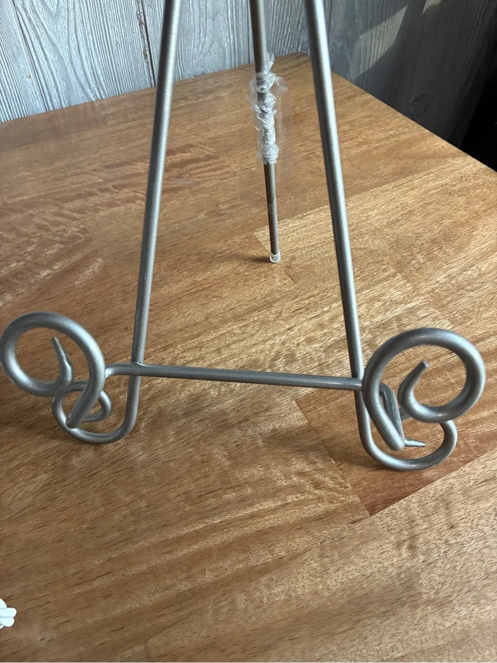 Metal Scroll Display Easel - Silver